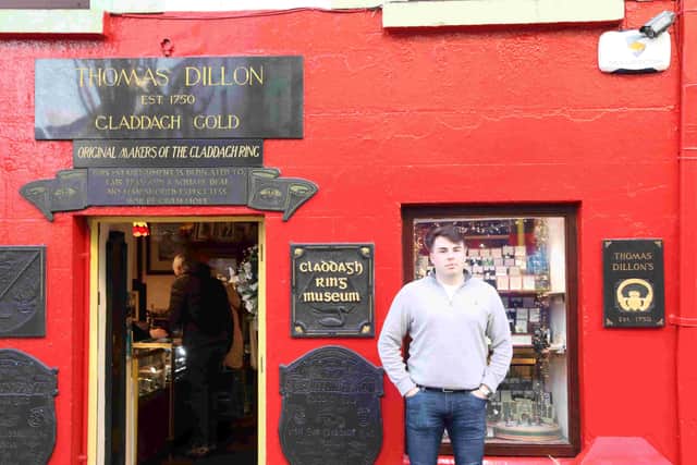 The surnames featured in the first series include Ó Flaithearta, Ó Murchú, Ó Ceallaigh, Ó Suilleabháin, Ó Domhnaill, Seoighe and Ó Conchubhair.