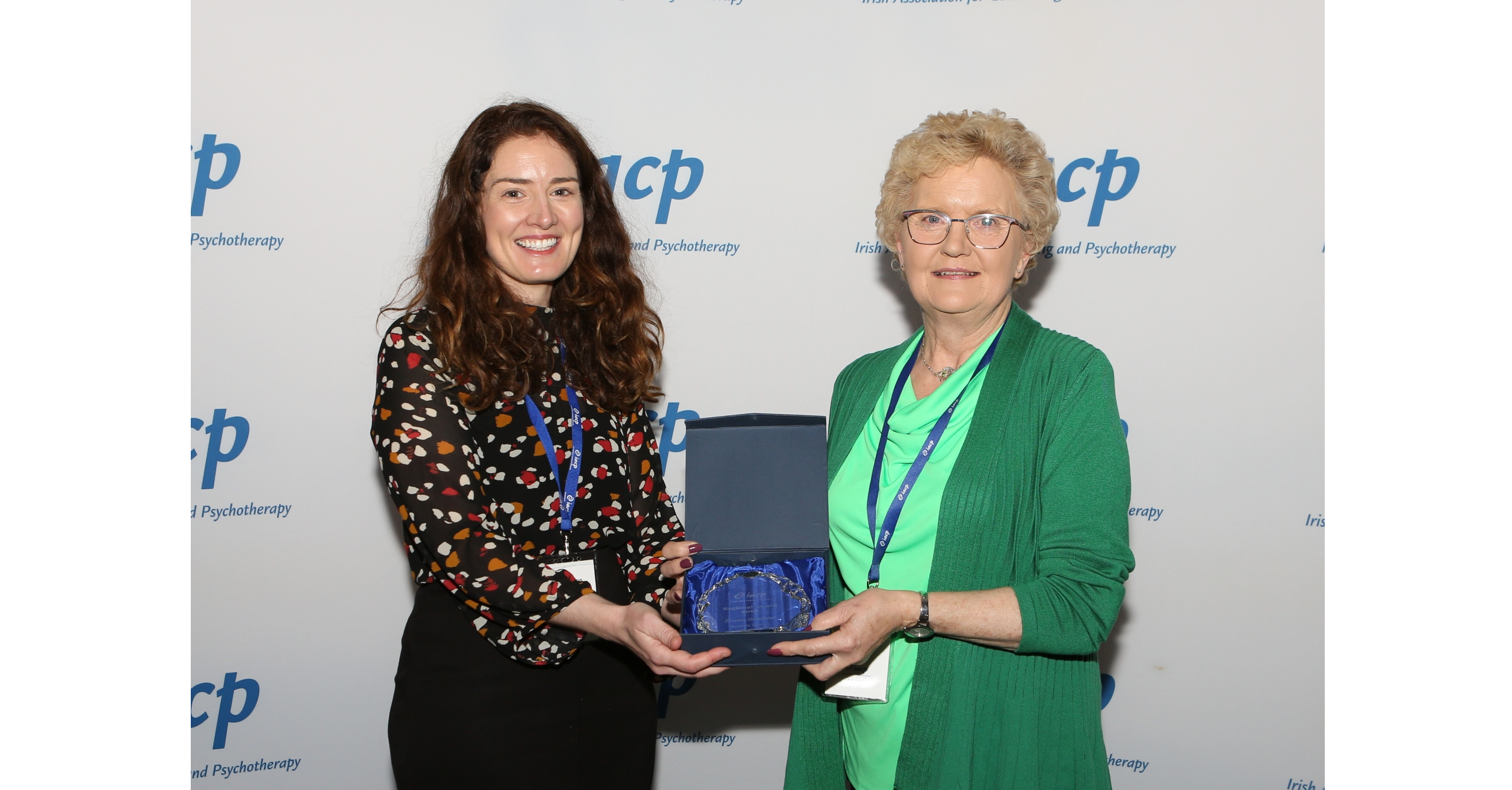 Mary Ellen Ni Chéidigh presents Ríona Browne with her award