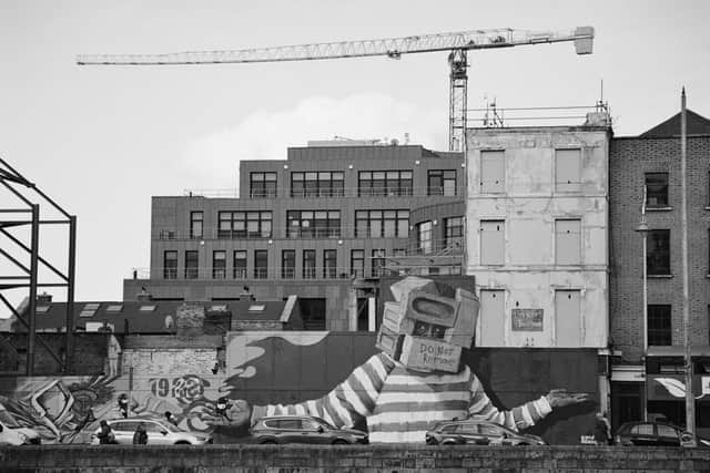 100 Bliain de Thithíocht - Géarchéim gan Deireadh draws a line from the birth of the state to the crisis we find ourselves in today. From the flats of the 30s to the high-rise of the 60s. From the bungalows of the 70s to the bubble of the 00s.