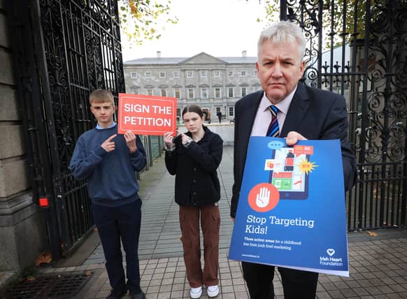 Luke Walshe, left, and Sarah Curtis pictured with Chris Macey, Director of Advocacy and Patient Support, Irish Heart Foundation, at the launch of the charity's 'Stop Targeting Kids' campaign.