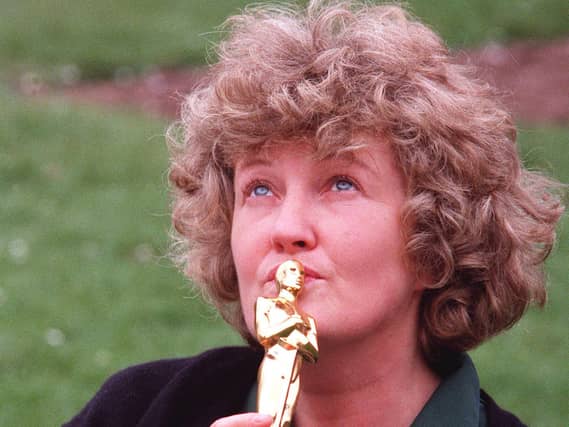 Brenda Fricker kisses her Oscar