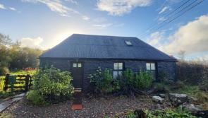 PICTURES: Charming Clare cottage on spacious site hits the market for just €70k 