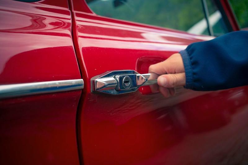 Gardaí investigating a number of thefts from cars in Clare town