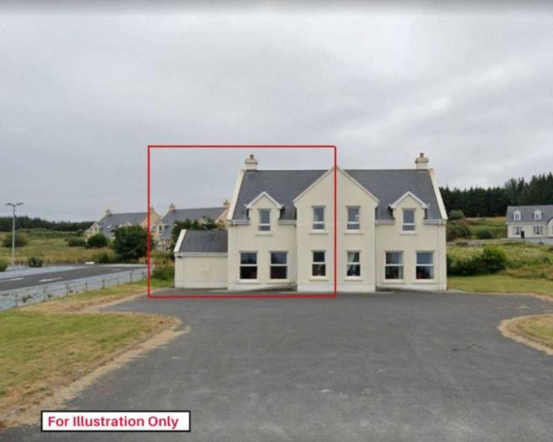 Spot the difference: Side-by-side Clare house costs &euro;10k more than the other