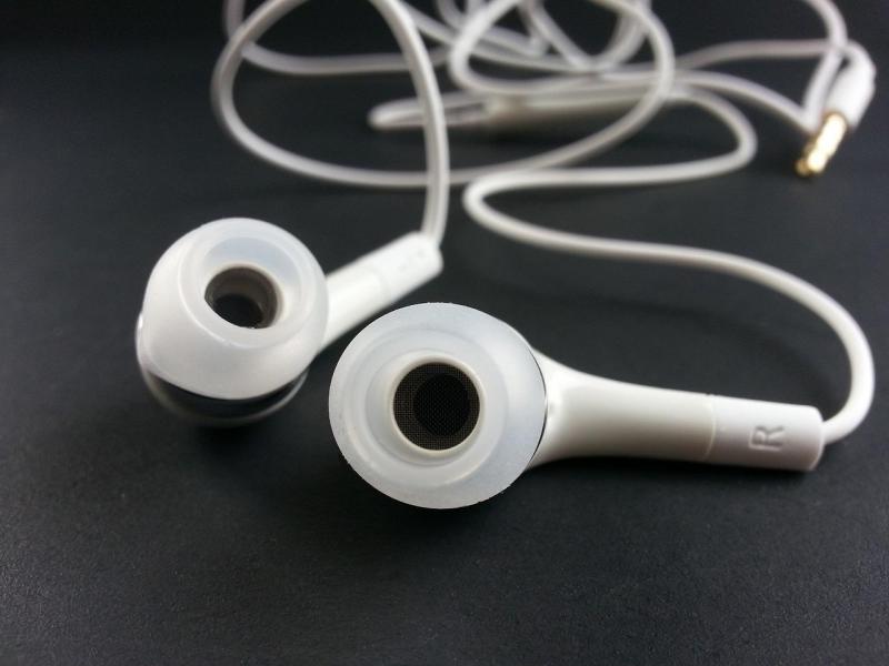 Expert warns earphones are causing deafness in young people 