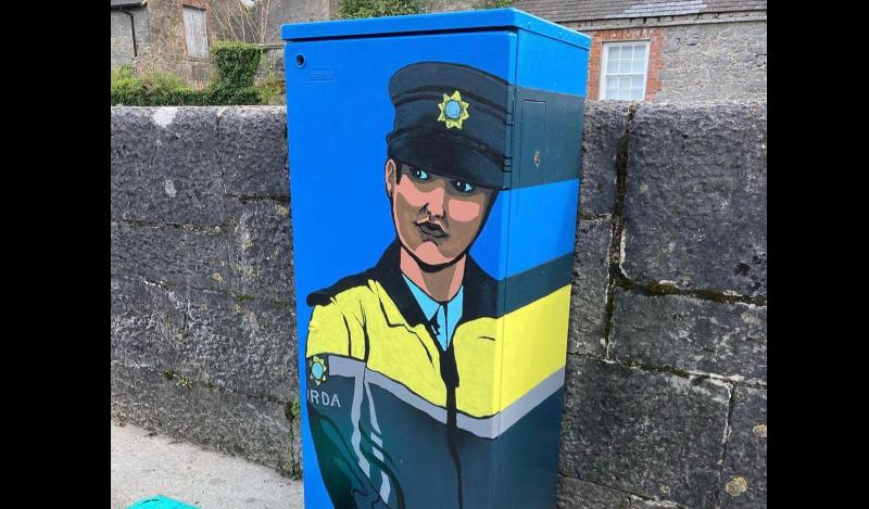 Artist paints tribute to An Garda Síochána in busy Clare town