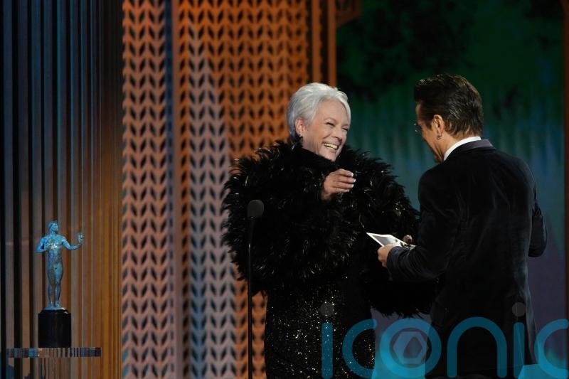 Jamie Lee Curtis takes a swipe at Colin Farrell during SAG awards